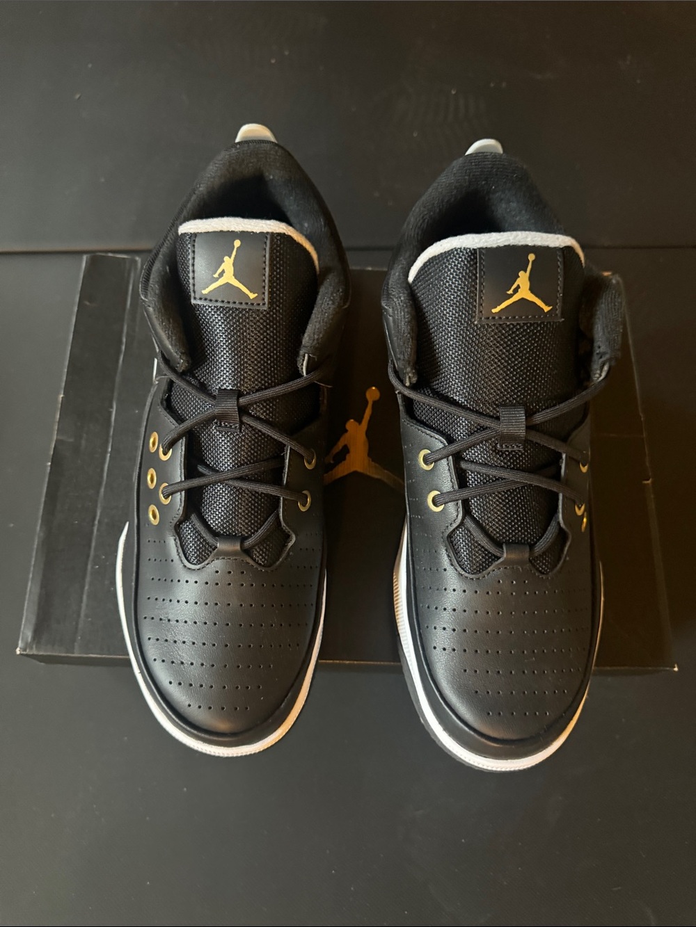 Nike Jordan Max Aura 5 size 9 men’s Black and Gold Low-Top Sneakers